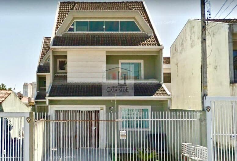 Triplex com Ático, entrada privativa e garagem para 04 carros no Pinheirinho com 139m² de área construída (triplex dos fundos)