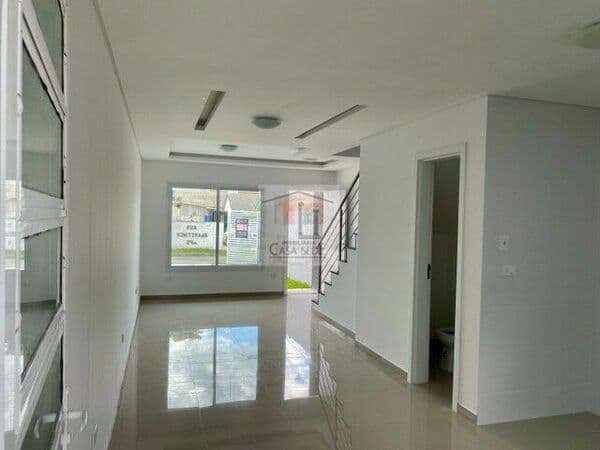 Sobrado de 80m², 2 dormitórios com persianas integradas (sendo 1 dormitório com sacada de vidro), lavanderia externa, espaço nos fundos e aquecimento a gás!