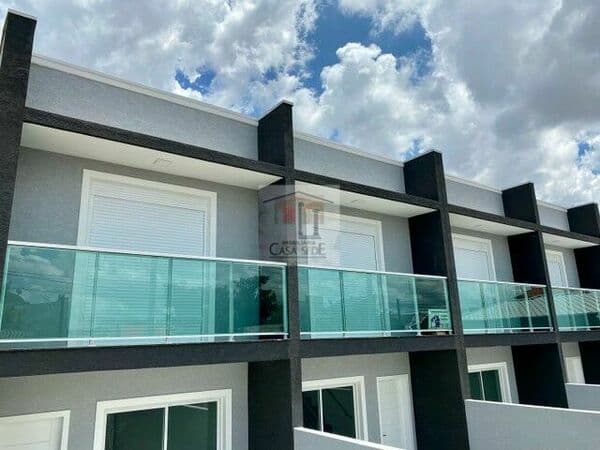 Sobrado de 80m², 2 dormitórios com persianas integradas (sendo 1 dormitório com sacada de vidro), lavanderia externa, espaço nos fundos e aquecimento a gás!