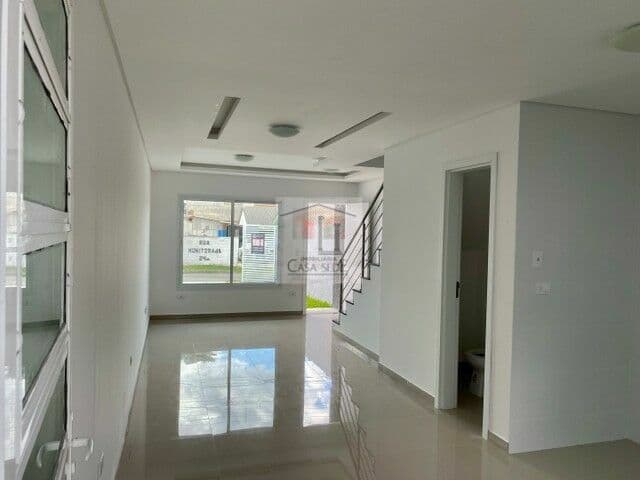 Sobrado de 80m², 2 dormitórios com persianas integradas (sendo 1 dormitório com sacada de vidro), lavanderia externa, espaço nos fundos e aquecimento a gás!