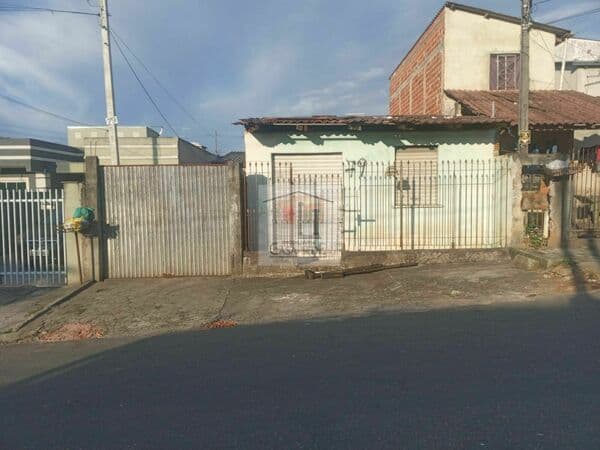 Terreno com 208m², com casa e porta de comércio a venda no Tatuquara!!