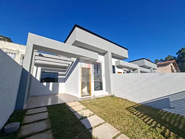 Excelente casa em Araucária com 03 dormitórios e churrasqueira.