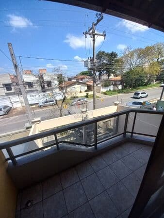 Triplex com Ático, 03 quartos com suíte, 03 vagas, piso laminado e sacada, frente pra rua