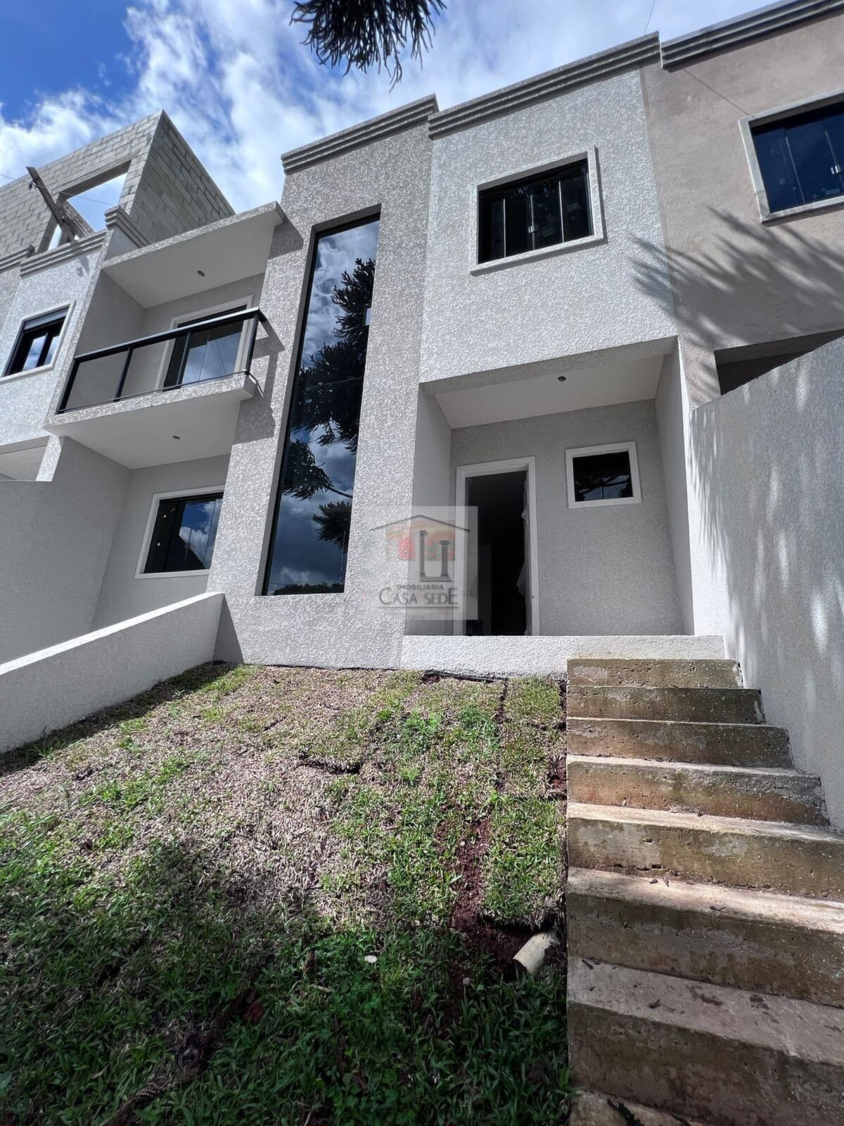 Sobrado 03 quartos com suíte, terraço, garagem no subsolo, frente pra rua no Capão Raso
