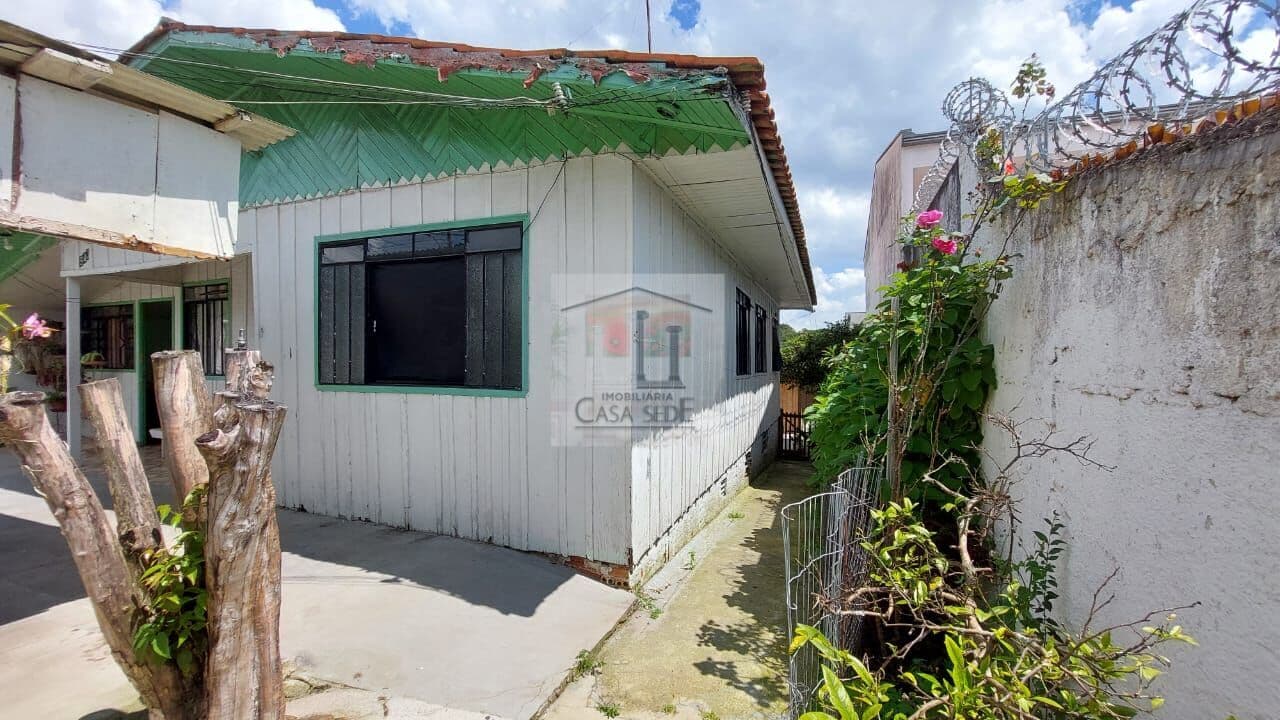 Terreno com 468m², com duas casas, a venda no Pinheirinho