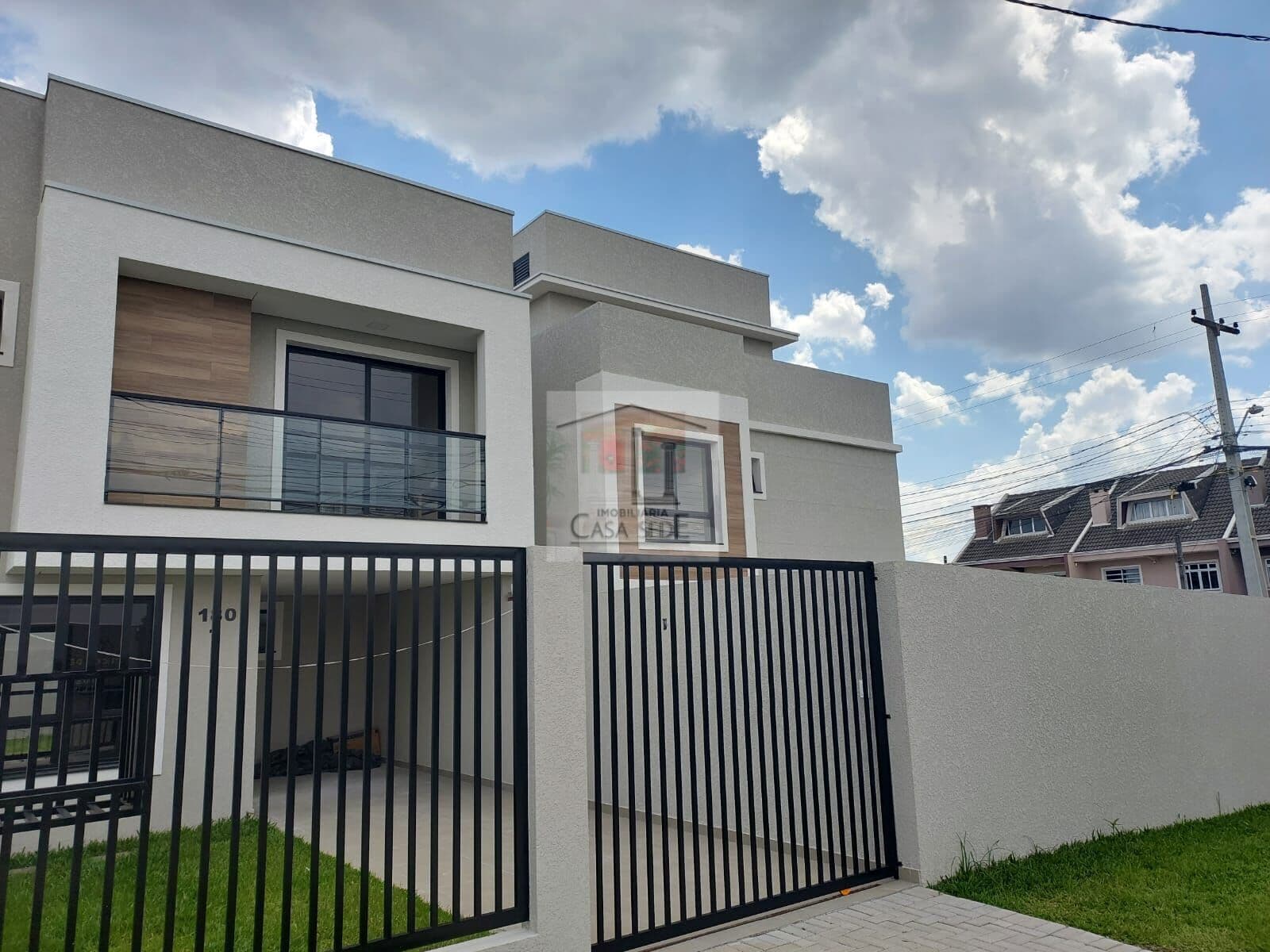 Sobrado de 105 m² com 3 quartos (sendo uma suíte com closet e sacada), quintal, jardim e 2 vagas de garagem!