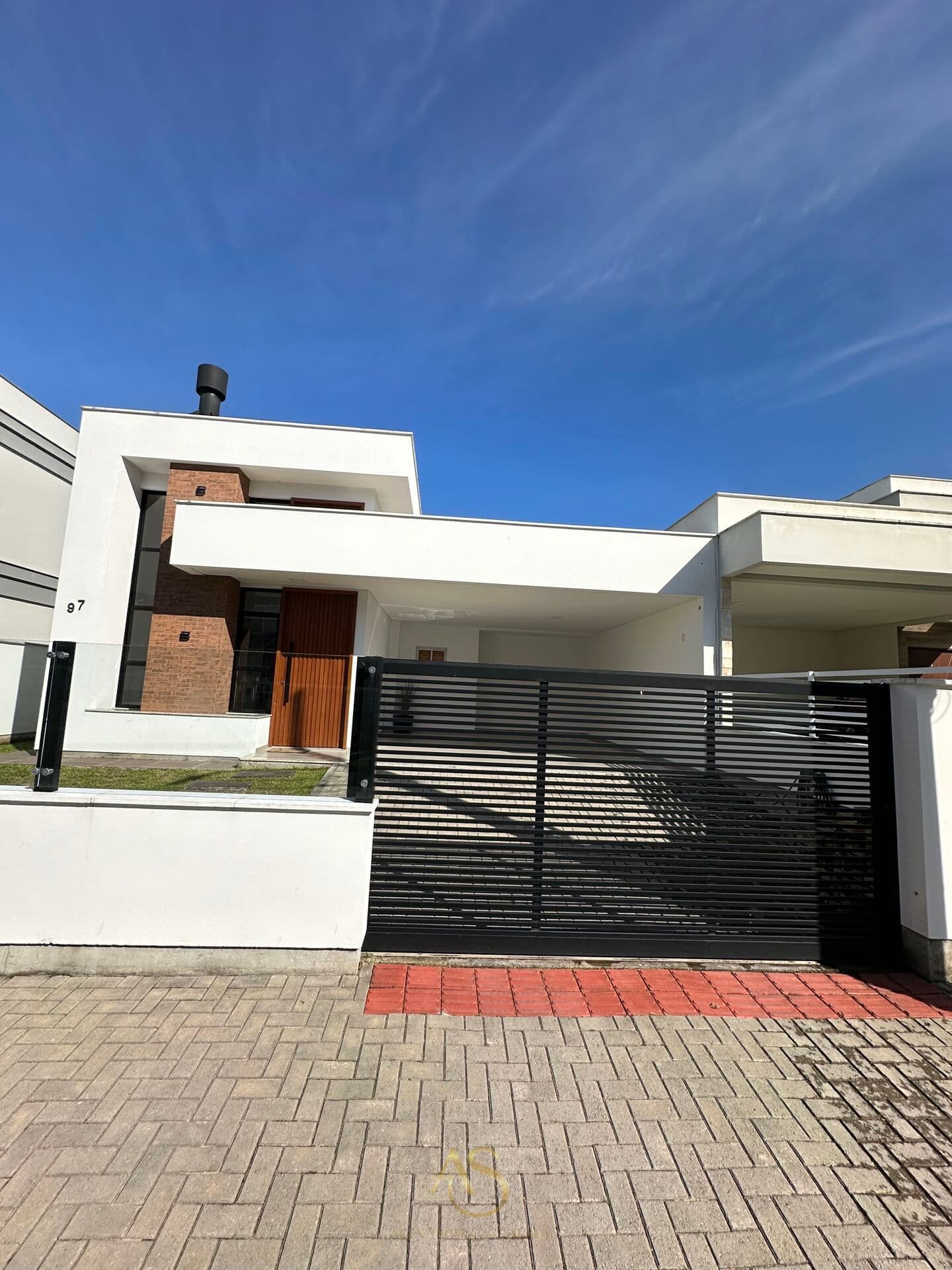 Casa Térrea de Alto Padrão com 3 Suítes