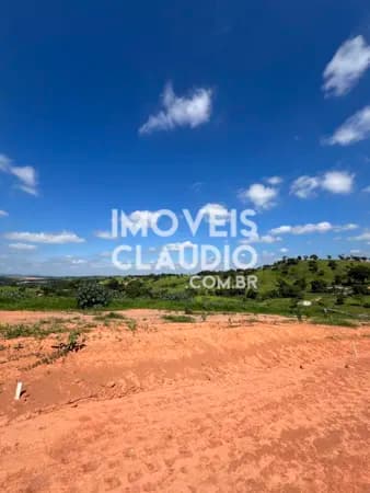 Lote com visual deslumbrance em Claudio/MG. Excelente localização, semi-plano. Entrada baixa e prestação acessível