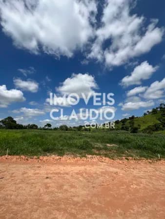 Lote plano em Claudio/MG. Excelente localização. Entrada baixa e prestação acessível